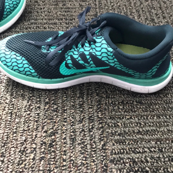 Nike Free Runs - Picture 4 of 5